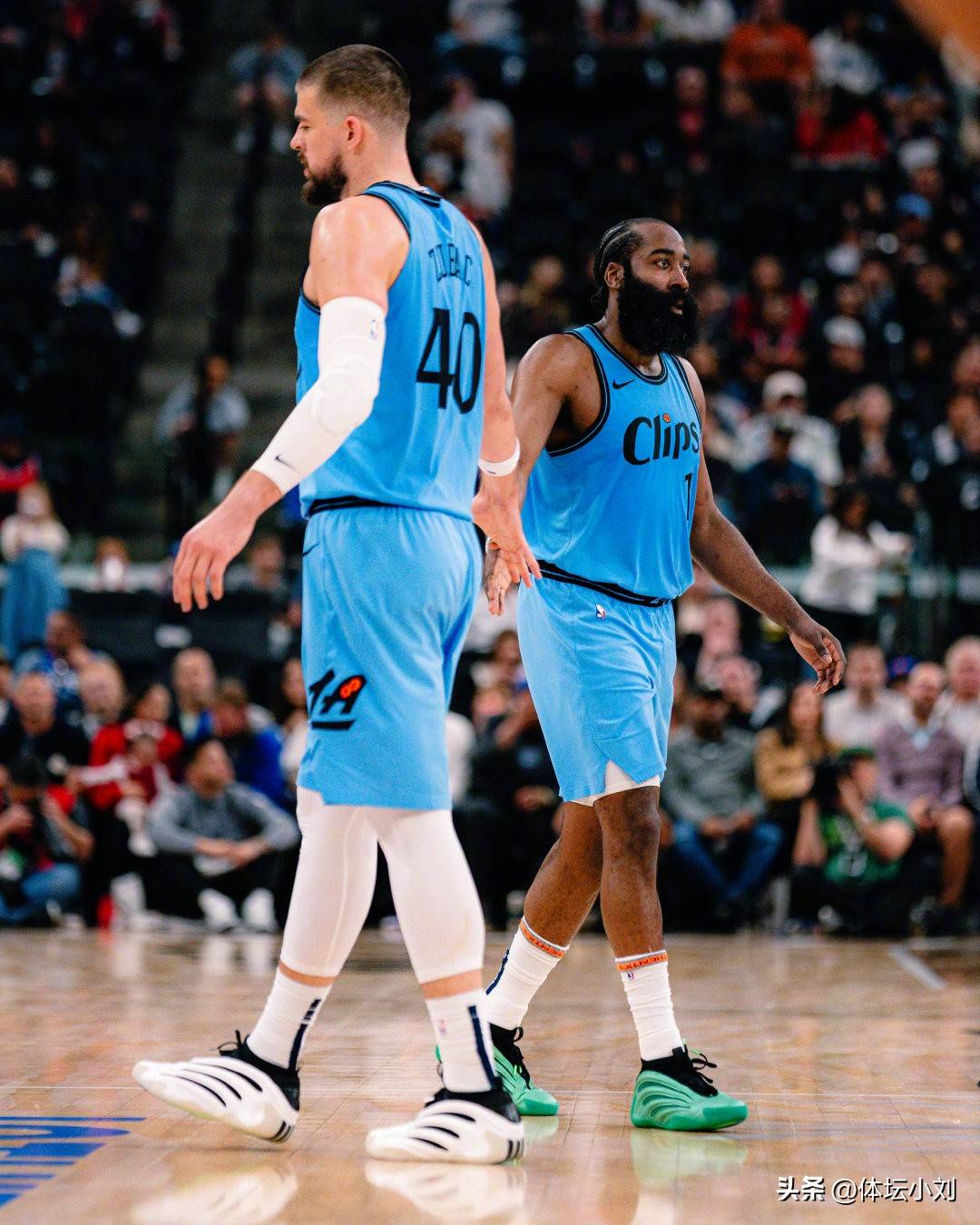 包含赛地聚焦:NBA季后赛今夜热度飙升;费城76人扳平良机;质疑声仍在;球探报告显示潜力的词条